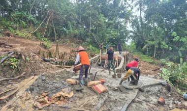 Babinsa Koramil 0108/Bojong Dampingi Pembangunan Jembatan ARMCO di Desa Pasir Sedang