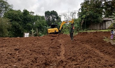 Sertu Sandi Babinsa Koramil 0104/Cimanuk Laksanakan Pendampingan dan Pengawasan Perataan Tanah Program Pembangunan KDKMP di Desa Pasirmae