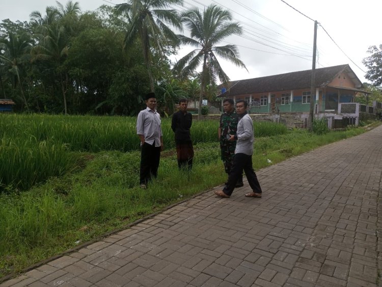 Sertu Sandi S Babinsa Koramil 0104/Cimanuk Laksanakan Monitoring Lahan untuk KDKMP di Desa Kalang Gunung