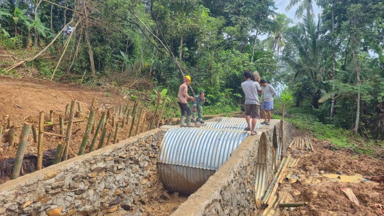 Koramil 0108/Bojong – Kodim 0601/Pandeglang  Babinsa Laksanakan Monitoring Pembangunan Jembatan ARMCO di Kp. Seuti Pasir