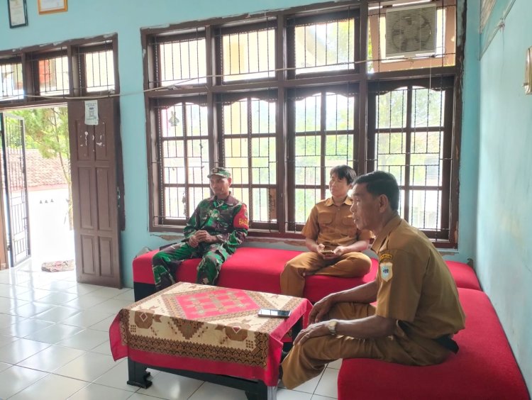 Babinsa Koramil 0102/Cadasari Laksanakan Komsos Bersama Perangkat Desa Cikentrung, Ingatkan Masyarakat Tanggap Bencana di Musim Hujan