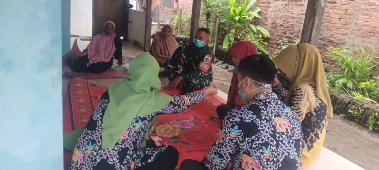 Sertu Yudi Ismanto Babinsa Koramil 0117/Panimbang Laksanakan Komsos Bersama Tim PKM dan Tenaga Kesehatan Desa Perdana