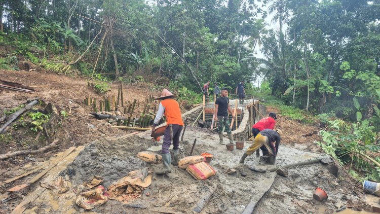Babinsa Koramil 0108/Bojong Dampingi Pembangunan Jembatan ARMCO di Desa Pasir Sedang