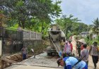 Satgas Karya Bakti TNI Bersama Warga Laksanakan Pengecoran Jalan di Desa Kramatjaya