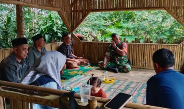 Babinsa Koramil 0105/Mandalawangi Laksanakan Komsos Bersama Warga Kampung Pangilingan