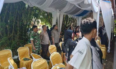 Serka H. Situmorang dan Sertu Rahmat Babinsa Koramil 0103/Banjar monitoring Peresmian Desa Sejahtera dan Program FIFGroup Bedah Sekolah di Desa Bandung, Kecamatan Banjar