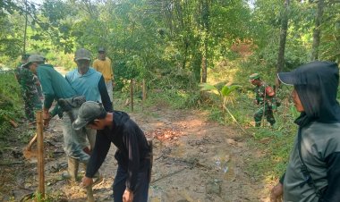 Babinsa Koramil 0113/Cibaliung Monitoring Lokasi Pemasangan Boplang Jembatan Gantung Sungai Cikasap
