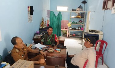 Babinsa Koramil 0103/Banjar Laksanakan Komsos Bersama Kades dan Tokoh Masyarakat Desa Banjar