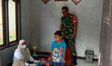 Pendampingan Imunisasi Campak/ORI di Desa Palurahan, Babinsa Koramil 0103/Banjar Dukung Kesehatan Balita