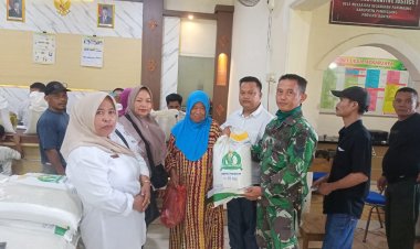 Babinsa Koramil 0117/Panimbang Monitoring Penyaluran Bantuan Pangan di Desa Mekarjaya
