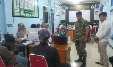 Pengawasan dan Pengecekan Kesehatan Relawan MBG Desa Pareang oleh Babinsa Koramil 0103/Banjar