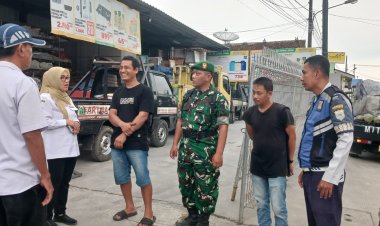 Babinsa Koramil 0101/Pandeglang Laksanakan Edukasi dan Sosialisasi kepada Sopir Pembawa Kelapa di Jl. Serang–Pandeglang