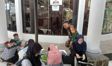 Babinsa Koramil 0104/Cimanuk Dampingi Masyarakat Urus Akta Kelahiran di Dukcapil Pandeglang