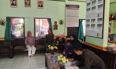 Babinsa Koramil 0104/Cimanuk Laksanakan Komsos di PKBM Sinar Lentera, Pererat Sinergi dengan Dunia Pendidika
