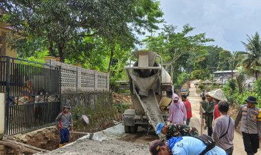 Satgas Karya Bakti TNI Bersama Warga Laksanakan Pengecoran Jalan di Desa Kramatjaya
