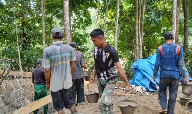 Sinergitas TNI dan Warga Lanjutkan Pengecoran Tiang Pancang Jembatan Gantung di Sungai Cibaliung