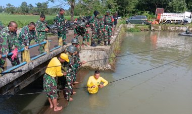 Babinsa Kodim 0601/Pandeglang Laksanakan Renang Militer dan Simulasi Pertolongan Korban Tenggelam