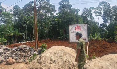 Babinsa Koramil 0110/Labuan Laksanakan Monitoring dan Pengawasan Pembangunan Program KDKMP di Desa Cinoyong