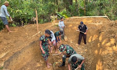 ‎TNI dan Warga Gotong Royong Bangun Jembatan Gantung di Desa Sindangkerta
