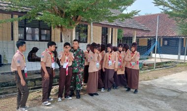 Babinsa Koramil 0111/Pagelaran Berikan Materi Navigasi Darat Kompas kepada Peserta Perjusami di SMKN 9 Pandeglang