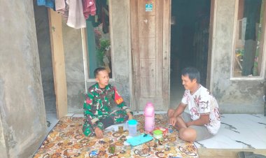 Babinsa Koramil 0105/Mandalawangi Laksanakan Komsos dan Monitoring Wilayah di Desa Kurungkambing