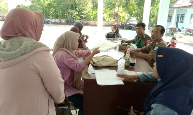 Babinsa Koramil 0117/Panimbang Laksanakan Komsos Dampingi Masyarakat Dalam Pengurusan Akta Kelahiran