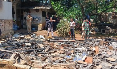 KEGIATAN BABINSA KORAMIL 0103/BANJAR DALAM PENANGANAN BENCANA KEBAKARAN RUMAH WARGA