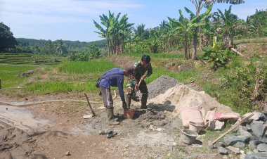Babinsa Koramil 0114/Cigeulis Bersama Warga Laksanakan Gotong Royong Perbaikan Jembatan di Kp. Cimandahan