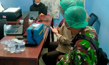 Babinsa Koramil 0101/Pandeglang Laksanakan Pengecekan Sampel Makanan MBG Bersama PKM Majasari di Kelurahan Karaton