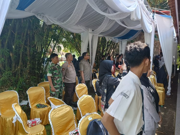 Serka H. Situmorang dan Sertu Rahmat Babinsa Koramil 0103/Banjar monitoring Peresmian Desa Sejahtera dan Program FIFGroup Bedah Sekolah di Desa Bandung, Kecamatan Banjar