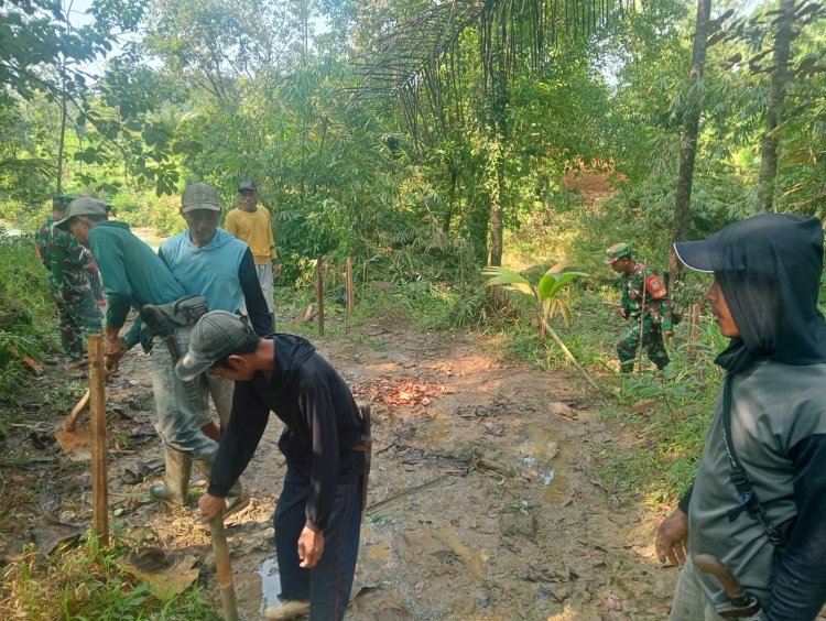 Babinsa Koramil 0113/Cibaliung Monitoring Lokasi Pemasangan Boplang Jembatan Gantung Sungai Cikasap