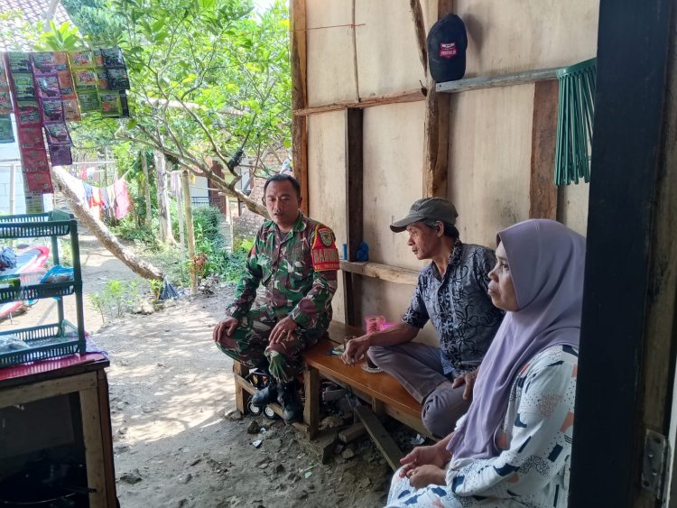 Babinsa Koramil 0101/Pandeglang Laksanakan Komsos Bersama Warga di Kelurahan Pagerbatu