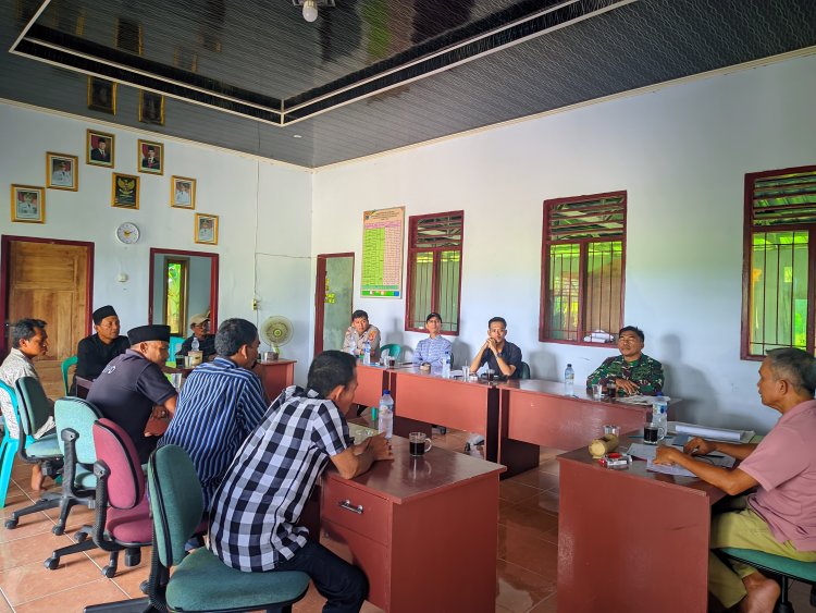 Babinsa Koramil 0104/Cimanuk Dampingi Musyawarah Sengketa Tanah di Desa Pasirmae
