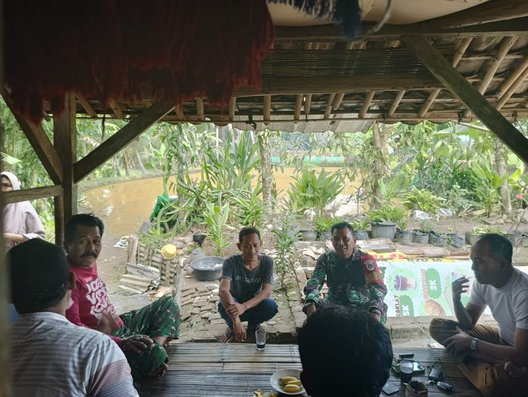 Kegiatan Komsos dan Silaturahmi Babinsa Koramil 0103/Banjar di Desa Banjar