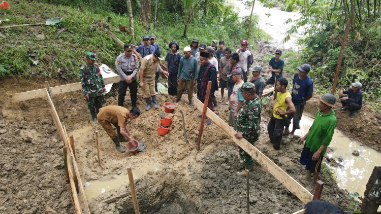 Danramil Cibaliung Bersama Unsur Forkopimcam Laksanakan Ground Breaking Jembatan Perintis Garuda di Desa Cibingbin