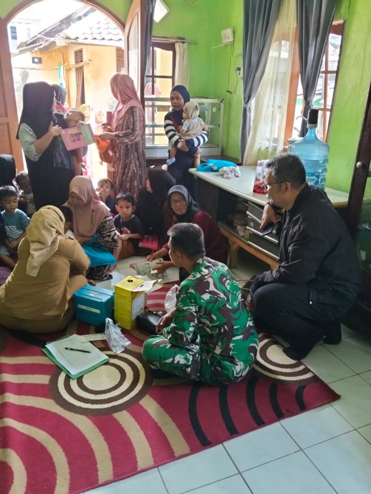 Pendampingan Imunisasi Campak/ORI Serentak di Desa Sukasari, Babinsa Koramil 0103/Banjar Aktif Dukung Program Kesehatan