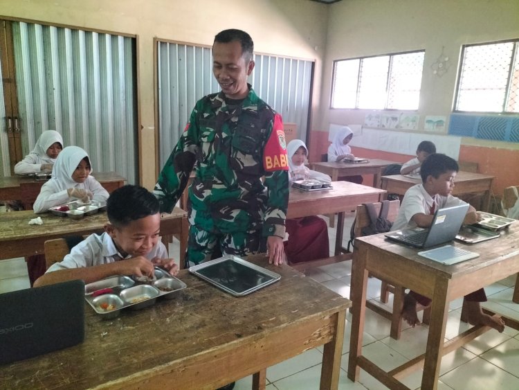 Babinsa Koramil 0105/Mandalawangi Laksanakan Pendampingan Program Makan Bergizi Gratis (MBG) di Wilayah Kecamatan Mandalawangi