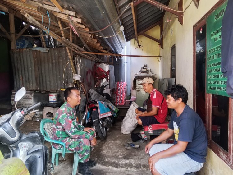 Babinsa Koramil 0101/Pandeglang Laksanakan Komsos Bersama Warga di Kelurahan Pagerbatu