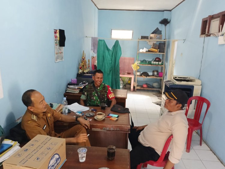 Babinsa Koramil 0103/Banjar Laksanakan Komsos Bersama Kades dan Tokoh Masyarakat Desa Banjar