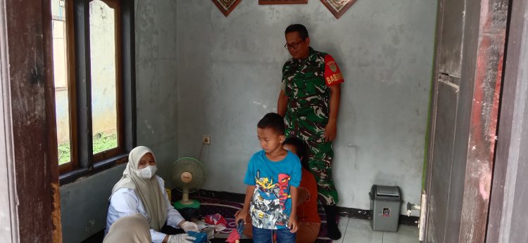 Pendampingan Imunisasi Campak/ORI di Desa Palurahan, Babinsa Koramil 0103/Banjar Dukung Kesehatan Balita