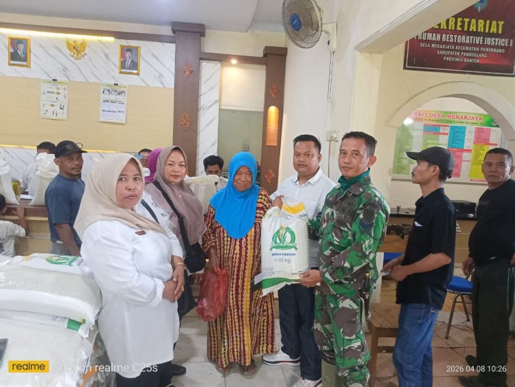 Babinsa Koramil 0117/Panimbang Monitoring Penyaluran Bantuan Pangan di Desa Mekarjaya