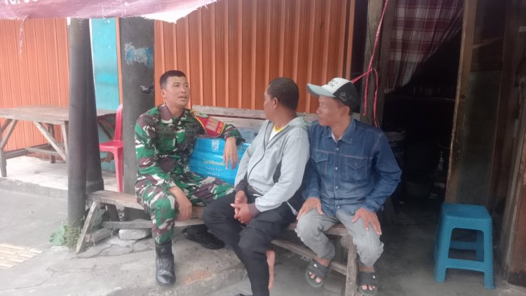 Babinsa Koramil 0101/Pandeglang Laksanakan Komsos Bersama Warga di Pasar Badak