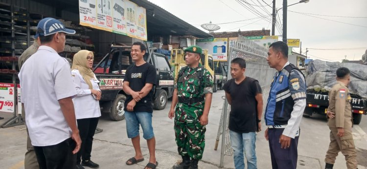Babinsa Koramil 0101/Pandeglang Laksanakan Edukasi dan Sosialisasi kepada Sopir Pembawa Kelapa di Jl. Serang–Pandeglang