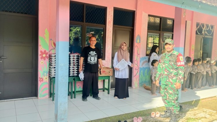 Babinsa Koramil 0102/Cadasari Dampingi Penyaluran Program Makan Bergizi Gratis di Kecamatan Koroncong