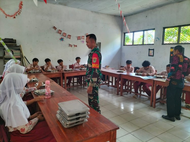 Pendampingan Program Makan Bergizi Gratis (MBG) oleh Babinsa Koramil 0105/Mandalawangi di Wilayah Kecamatan Mandalawangi