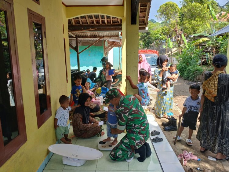 Babinsa Koramil 0103/Banjar Dampingi Kegiatan ORI Campak di Desa Saninten