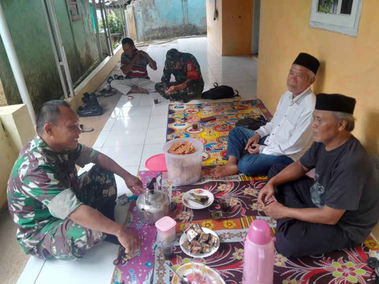 Babinsa Koramil 0104/Cimanuk Laksanakan Komsos Bersama Ketua RT dalam Rangka Monitoring Wilayah di Desa Batubantar