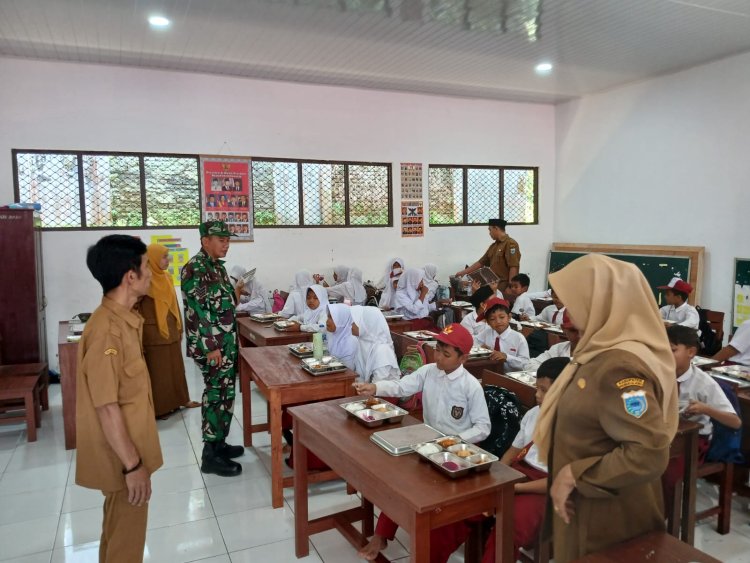 Babinsa Koramil 0103/Banjar Dampingi Penyaluran Program Makan Bergizi Gratis di Kecamatan Kaduhejo