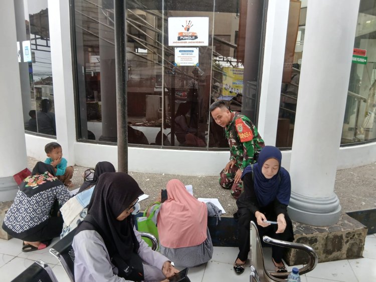 Babinsa Koramil 0104/Cimanuk Dampingi Masyarakat Urus Akta Kelahiran di Dukcapil Pandeglang