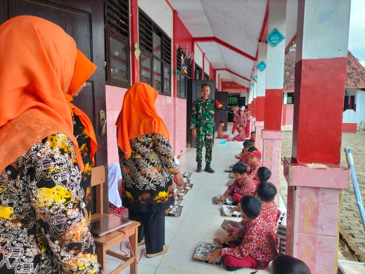 Babinsa Koramil 0105/Mandalawangi Laksanakan Pendampingan Program Makan Bergizi Gratis di Wilayah Kecamatan Mandalawangi